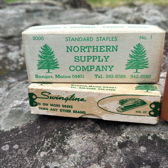 Bostich Stapler Brown & Thomas Cadillac New Haven CT & Boxes of Staples Vintage - Picture 3 of 6